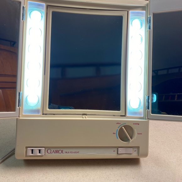 SOLD 👁️👀Vintage 1988  Clairol True-To-Light Make-Up Mirror III trifold - Picture 6 of 10